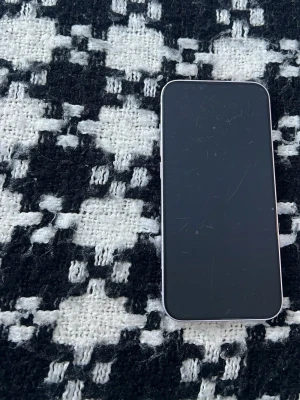 iPhone 14 - Snygg lila iPhone 14 med dubbla kameror. Skärmen har synliga repor men fungerar som den ska. Baksidan är i fint skick. Batterihälsa och laddning fungerar. Perfekt för dig som vill ha en modern iPhone till ett bra pris. Vissar inte att den har 100 men jag kan lova dig att den har för ändra den igår kommer med glas skärm ingen flash light 