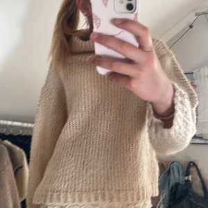 Beige stickad polotröja - Mysig beige stickad polotröja med guldiga sömmar runt om!❤️