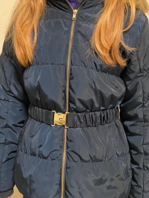 Mörkblå vinterjacka från HM - Jag säljer en mörkblå vinterjacka i strl 158. Det är en lite tunnare dunjacka. 