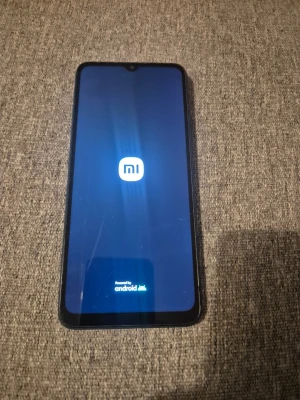 Xiaomi Android Smartphone - Xiaomi smartphone med Android och HyperOS. Skärmen har några synliga repor men fungerar bra. Perfekt för dig som söker en prisvärd och pålitlig mobil. Startar utan problem och är redo för ny användare.
