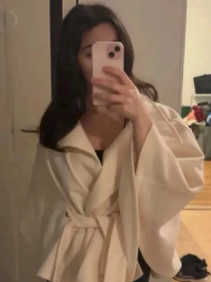 Poncho  - Jätte fin helt ny exakt samma som den från Gina 