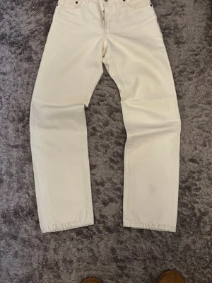 Edwin vita jeans - Riktigt riktigt feta edwin jeans. Vit/kräm vit/off white färg perfekt nu till våren som kommer. Står storlek 30/32. Dom passar längden på mig som brukar ha 32 i längd. Är 1,84-1,85. Tyvärr passar dom mig inte i midjan därför jag säljer dom men jag skulle verkligen vilja ha dom annars. Dom är ganska små i midjan och passar inte mig som brukar ha 30. Dom passar mer som 28 eller 29 i midjan. Mått: midja ungefär 36 cm. Längd ungefär 101 cm. (Mina mått är inte exakta)
