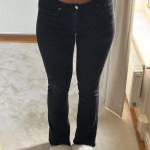 Svarta bootcut jeans - Säljer ett par svarta jeans med bootcut-modell.