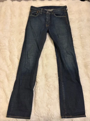 Levi's 501 mörkblå jeans straight fit - Säljer nu dessa jeans från Levi’s som är typ blandning mellan straight och slim. Fläcken på benet har jag inte lyckats få bort. Pris kan diskuteras💕 