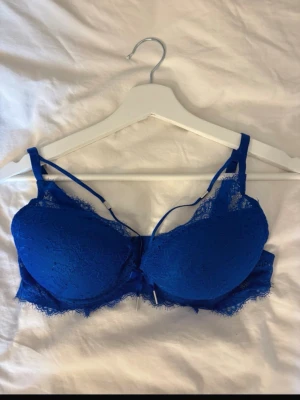 Blå push upp BH med spets  - Skitsnygg blå BH med spetsdetaljer och push up, från new yorker.