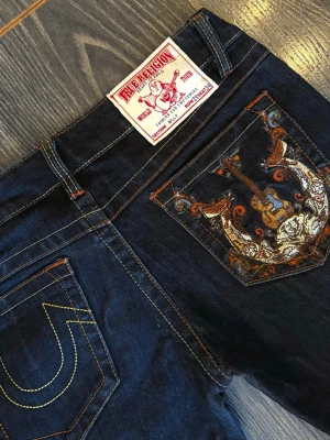 True religion jeans - Mörkblå jeans från True Religion i storlek 29. Skinny/slim i passform. Köpte på Plick men dom va tyvärr för små. Inga defekter. Skriv om du har frågor 🩷