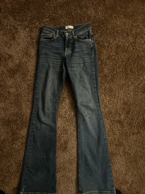 Lågmidjade jeans ifrån Gina  - Lågmidjade jeans ifrån Gina tricot i strl 34