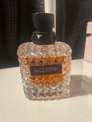 Valentino parfym 100ml  - Fick den i present men den va inte riktig min typ av doft. Knappt använd så nästan hela kvar. Boxen har jag inte kvar då jag inte ens tänkt på att spara den. Denna är born in Roma coral fantasy. Det är iallafall 100ml så den största, ungefär 90% fortfarande kvar💞