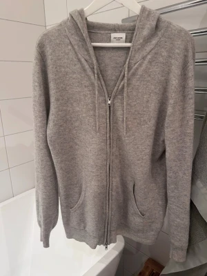 John Henric Cashmere zip-hoodie - Knappt använd John Henric cashmere hoodie! Storlek M                                                             Endast en liten defekt (litet hål på ryggen) Nypris: 2200kr 