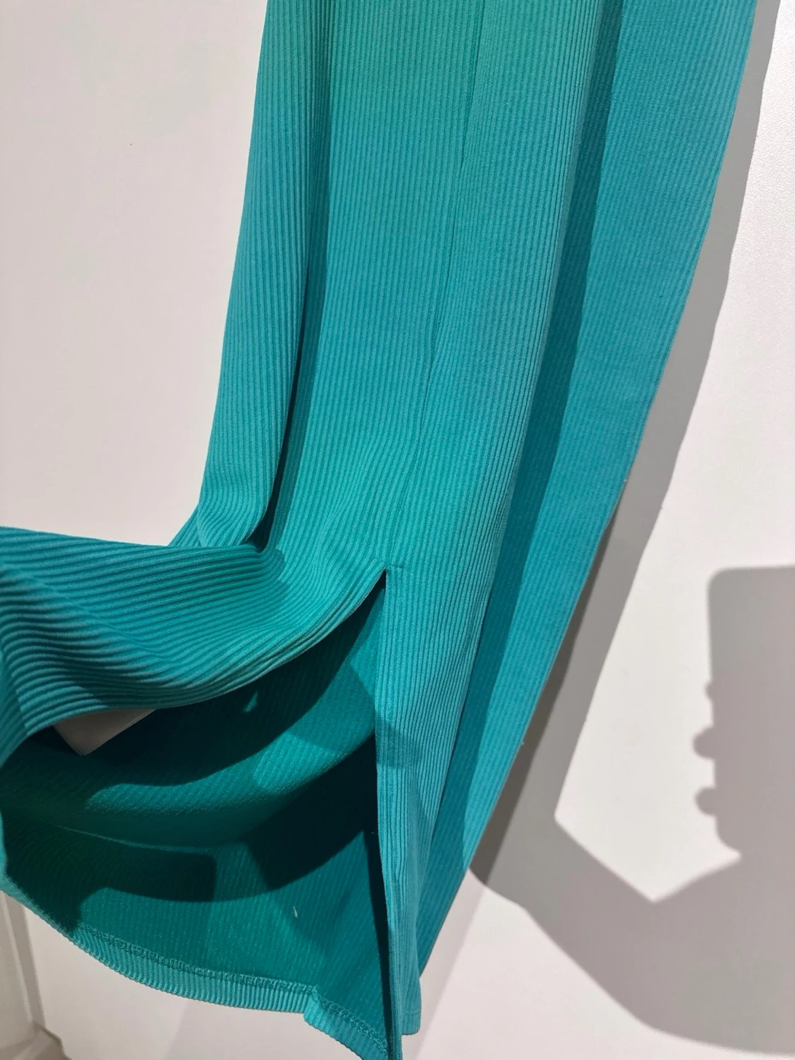 Turkos ribbad klänning från DIVIDED - 3