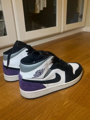 Nike Air Jordan 1 Mid violet - Säljer ett par Nike Air Jordan 1 Mid violet då dom inte kommer till användning. Skorna är i bra skick. Nypris: 2300kr