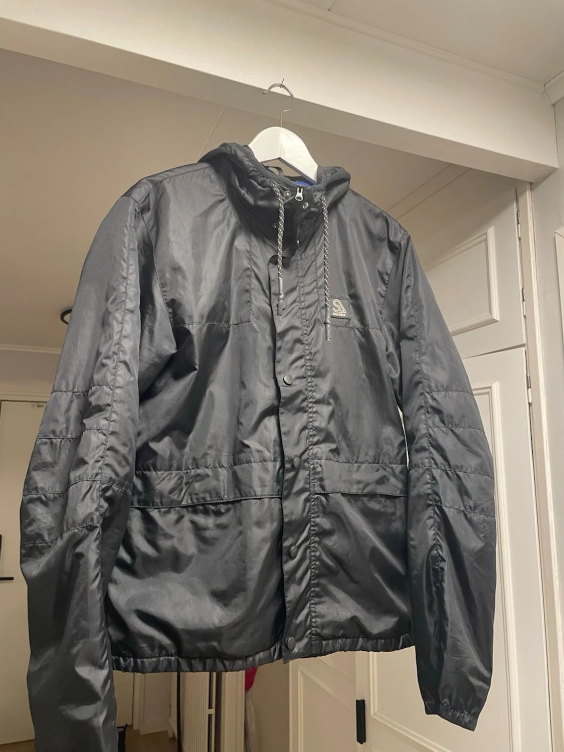 Svart vindjacka med huva från Slazenger