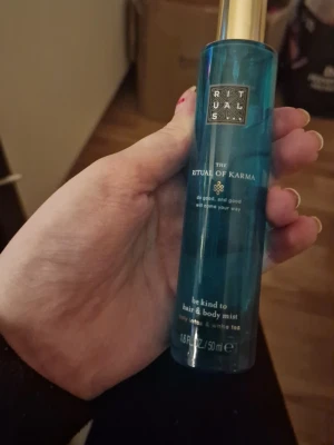 Rituals The Ritual of Karma Mist - Fräsch hår- och kroppsmist med doft av helig lotus och vitt te. Smidig 50 ml flaska – perfekt att ta med i väskan för en snabb uppfräschning när som helst.