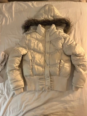 Avant garde Cropped vit fur jacka  - Vit y2k Cropped puffer jacka i storlek xs/s (uppskattad) och i fint skick! Jackan har large waistband, päls luva och fickor.   Köpt tidigare på Vinted men säljer den nu pga att den ej passar mig❤️