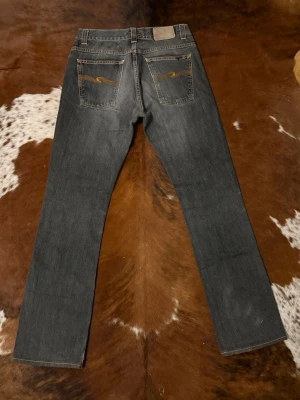 Nudie BootCutOla - Tjena! Säljer dessa riktigt snygga vintage nudie jeans, byxorna är i modellen BootcutOla som inte tillverkas längre, W32/L36 passar L34, hör av dig vid funderingar!🙌