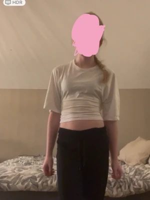 Lager 157 topp/t-shirt - En topp/t-shirt med knytte vid ryggen och en tajt passform, pösig upptill. I storlek S. Förlåt för suddiga bilde!