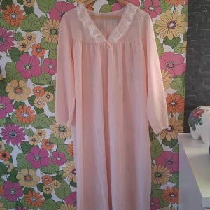 Vintage nattlinne✨️🌸 - Säljer ett ljusrosa vintage nattlinne! Köpt på beyond retro i Stockholm men det har inte kommit till användning. Uppskattar till storlek m-xl beror på hur man vill att den ska sitta. Köparen står för frakten. Hund finns I hemmet!🐕