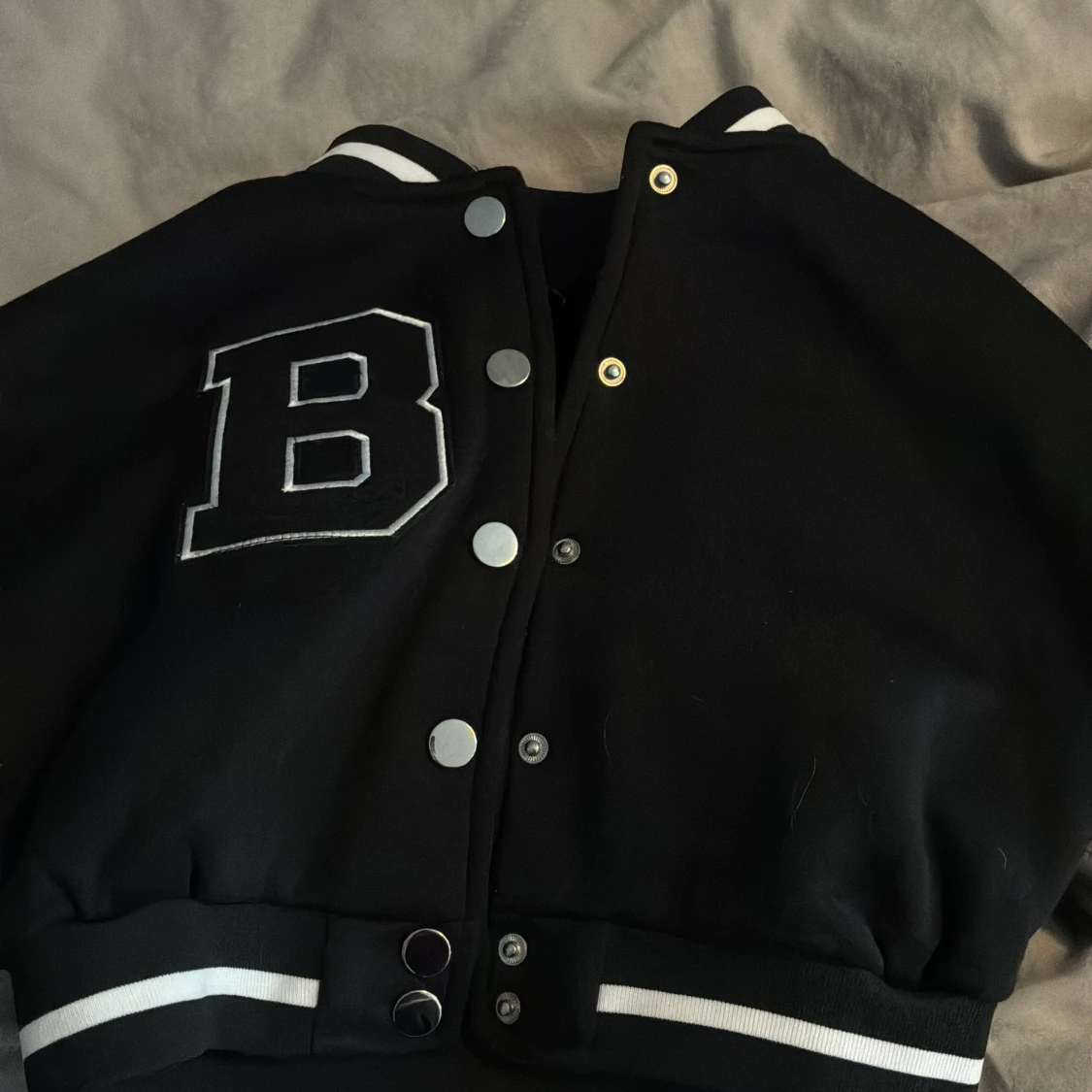 Svart bomberjacka med skinnärmar - 1