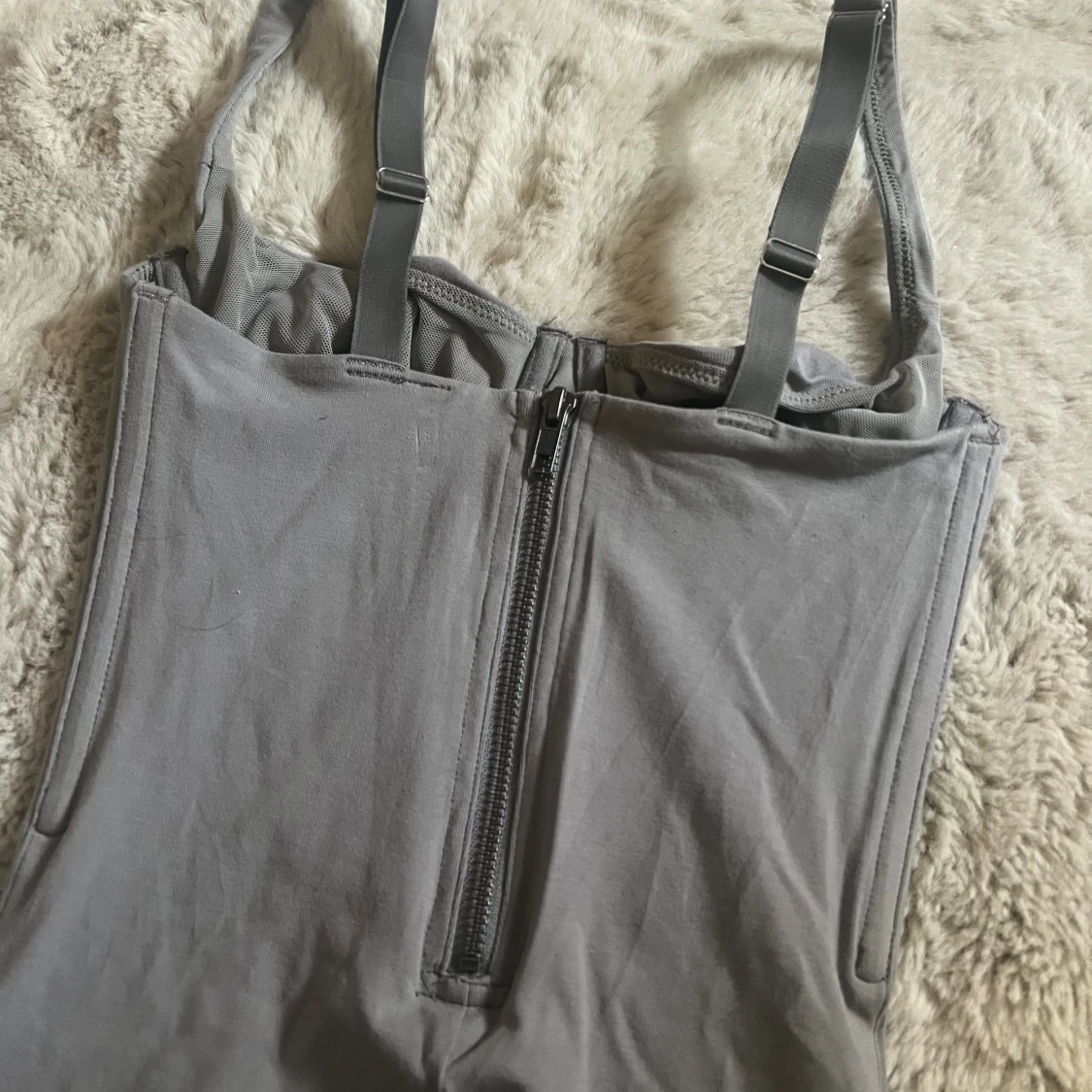 Grå bodycon klänning från Skims - 1