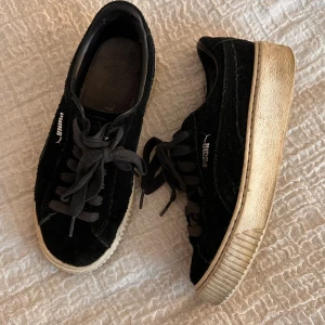 Svarta sneakers - Skitsnygga svarta sneakers från Puma i mocka ❤️‍🔥 skons längd är 25 cm