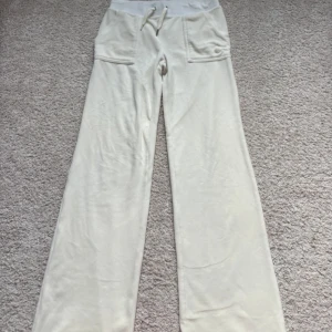 Juicy byxor - Ena metall saken saknas vid snöret och lite nopprig vid midjan men annars jätte bra skick!💗