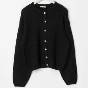 Stickad kofta - Svart stickad kofta från ginatricot i strl M💕 fint skick, slutsåld på hemsidan