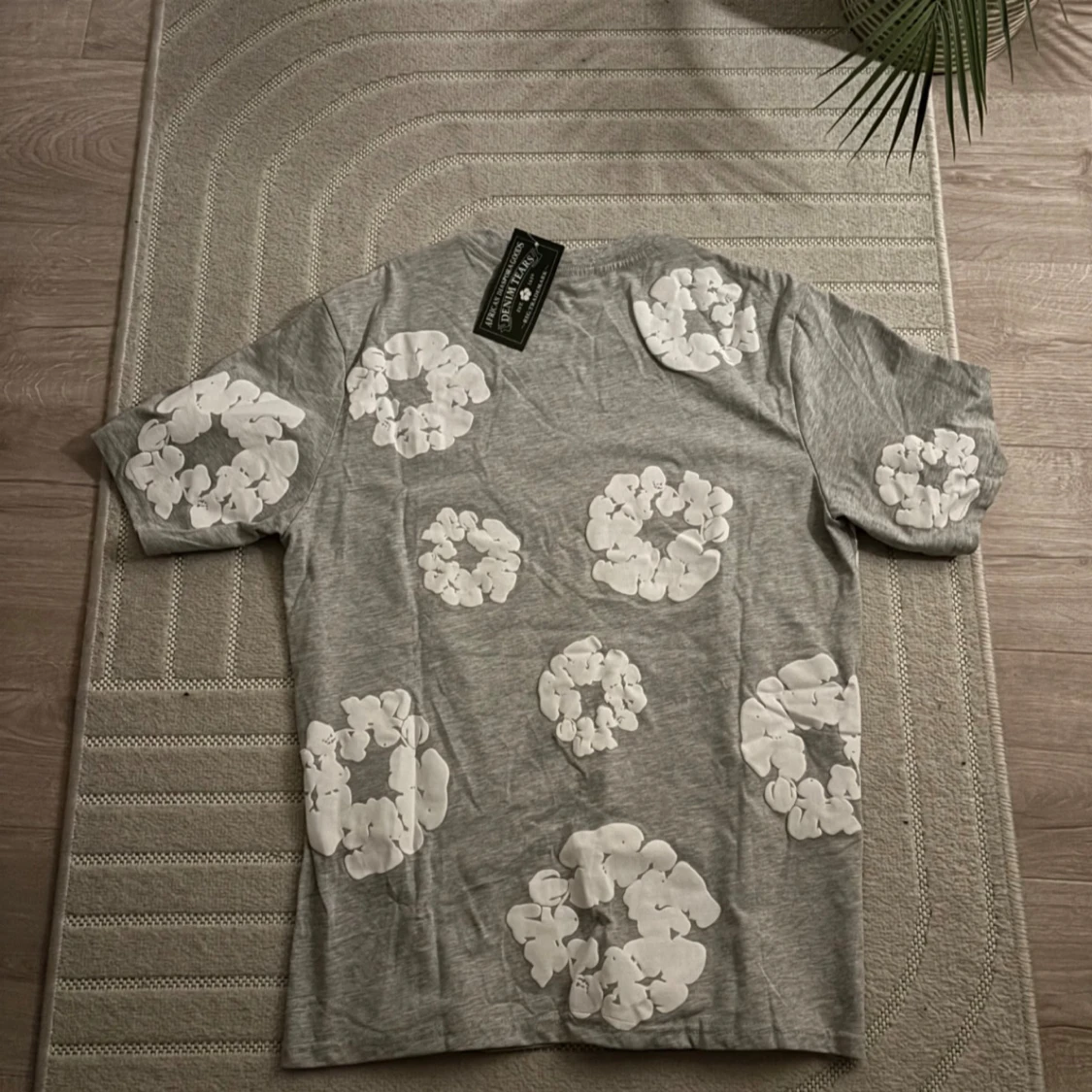 Grå t-shirt med vita blommor från  Denim Tears - 1