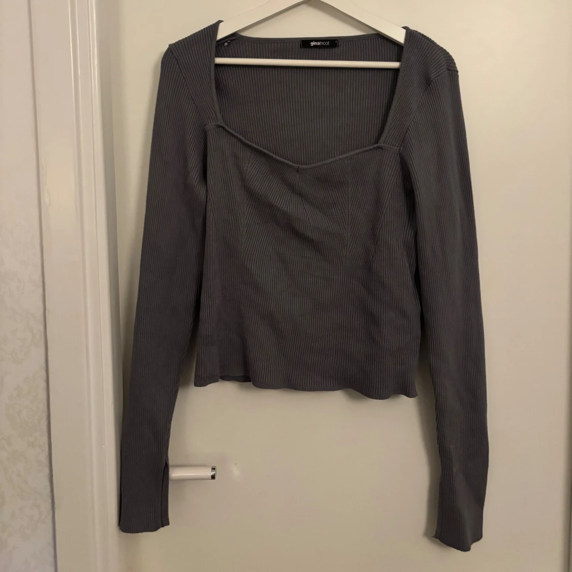 Grå ribbad långärmad topp Gina Tricot