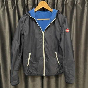 Colmar windbreaker  - Colmar - windbreaker - skick 9/10, mycket bra skick utan defekter! - storlek 16 (172cm), alltså XS, den passar på mig men är pyttelite kort på mig som är 177cm, så den borde passa någon runt 170cm! - extremt snygg och kan användas ut och in, både knallblå och mörkblå - hör av er vid frågor🙌