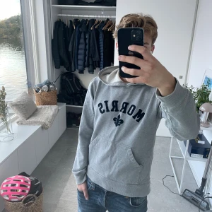 Vintage hoodie  - VINTAGE HOODIE | Morris | storlek S | Passar mig som är 178 men kan passa lite kortare | tar emot bud! Inga synliga defekter men är som sagt vintage och har använts väl! 