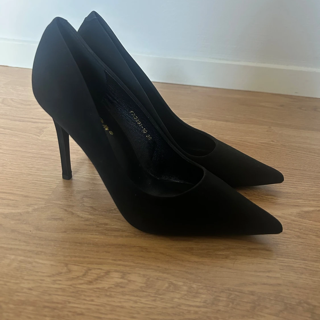 Svarta pumps med spetsig tå och klack - 1