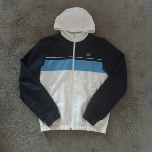 Lacoste jacka - En stilren lacoste windbreaker, Condition 10/10, Storlek M men passar som S