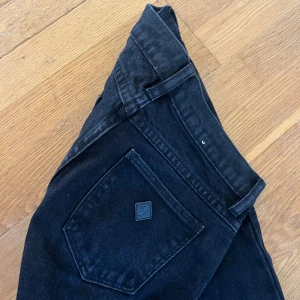 Svarta jeans från Abrand Jeans - Säljer ett par helt nya svarta boot cut jeans från Abrand. Perfekta för dig som gillar en stilren look och vill ha ett par jeans som funkar till allt. Endast tagir av prislappen
