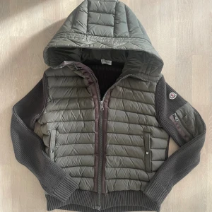Moncler cardigan - Säljer nu min asfeta mörkgröna moncler cardigan då den är lite för stor! | Står L i lappen men sitter som M. | Fint skick, bedöm utifrån bilder. | Inte säker på äktheten då den är köpt begagnad men iallafall riktigt bra kvalite och detaljer. | Släng iväg en signal vid funderingar så svarar jag snabbt. |