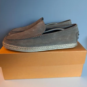 Tod’s espadrillos - Säljer ett par sjukt snygga tod’s espadrillos i storlek 44, cond 9/10 nästintill oanvänt skick! Kommer OG box, dustbag och booklet. Inköpta för 2790DKK