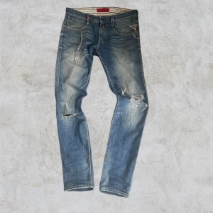 Snygga replay jeans med slitningar  - Blåa replay jeans med slim passform i storlek 30/32 med snygga slitningar, lagade på högra låret som gör dem ännu fetare enligt mig.
