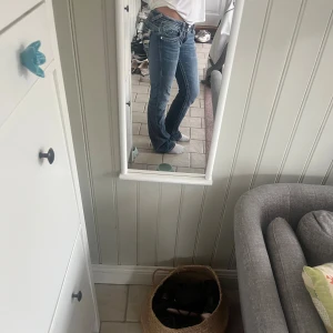 Blå bootcut jeans med detaljerade fickor - Ett par ljusblåa bootcut vinted byxor, men detaljerade,glittriga fickor på baksidan!!❤️
