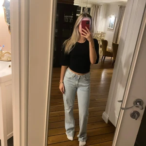 Ljusblå low straight jeans - Ljusblå ”never denim” jeans från bikbok i storlek 24/32. Jag tycker dom är jättefina men säljer för dom tyvärr är lite för stora i midjan, och de är ganska för långa för mig som är 155cm. De är i bra skick och endast använda fåtal gånger. Ordinarie pris är 599kr och mitt pris går att diskuteras:)