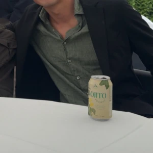 Grön linneskjorta från Stenströms - Snygg grön skjorta från Stenströms i svalt linne. Klassisk krage, knappar framtill och relaxed fit. Perfekt till jeans eller shorts för en chill och stilren look. Broderad logga på insidan av kragen. Nypris 1700kr