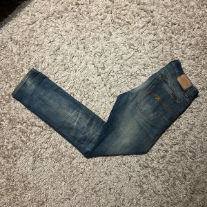 Nudie jeans slim fit herr wash w32 - Nudie jeans slim fit med en riktigt fet wash. Mycket bra skick, inga märkvärdiga defekter. Storlek 32/32, sitter slim fit. Postas samma dag slm köp eller dagen därpå🙌💯