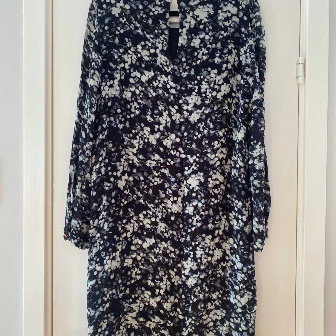 Svart och grå mönstrad kortklänning - 2