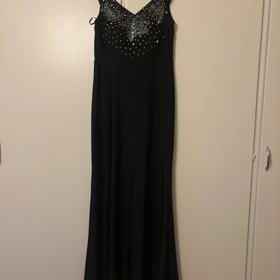 Svart långklänning med paljetter - 3