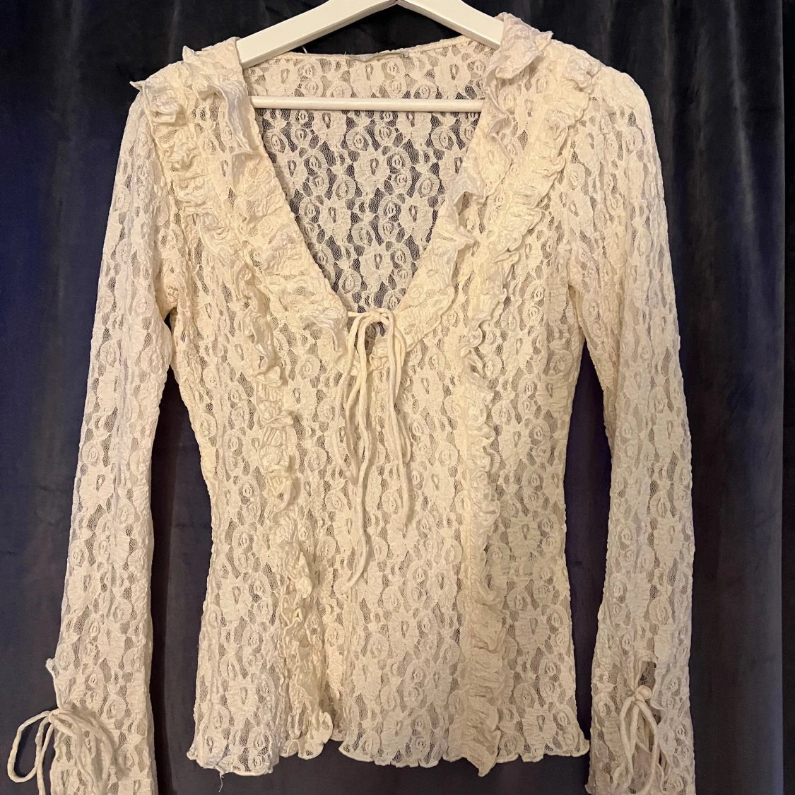 Spetsblus med volang från Zara