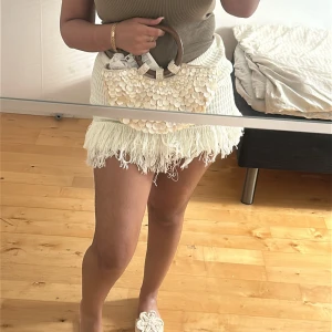 Kjol med fransar - Creme färgad kjol med fransar ifrån PLT, i strl M. Aldrig använd enbart testad, lapparna sitter fortfarande på.