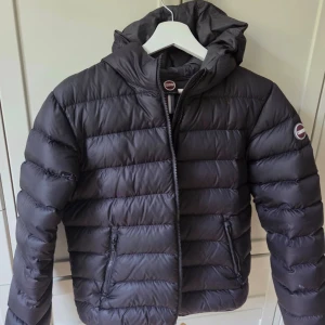 Colmar jacka  - Inköpt oktober 2023 men knapp använd och i jätte fint skick. Colmar jacket strl 170-174  (14-16 år)