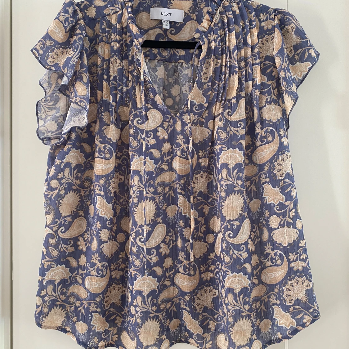 Blommig blus från Next i blått och beige