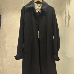 Helt ny oanvänd Tiger of Sweden Rock - Hej! Säljer nu min helt nya och orörda tiger of Sweden rock till ett otroligt bra pris.  Ordinarie pris: 6999  Mitt pris: 1000 kr men kan tänka mig gå ner betydligt lägre vid snabb affär. Strl: 48 (M)  Perfekt för vintern eller en fin present till någon närstående.  Tveka inte att höra av er vid ev frågor!  Mvh  Lucas 