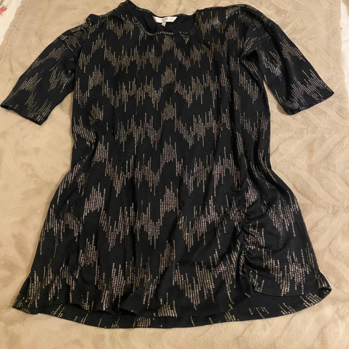 Svart glittrig kortklänning/tunika med guldmönster - 1