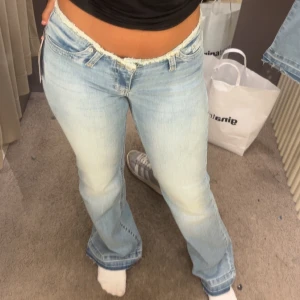 Ljusblå bootcut jeans med fransad midja - Helt oanvända ljusblå jeans med bootcut-modell och låg midja från Nelly💕nypris 699😇 Storlek 34 (lånade bilder) skriv för egna bilder💕