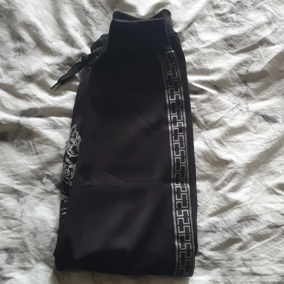 Svarta mjukisbyxor med lejontryck TA Fashion - 4